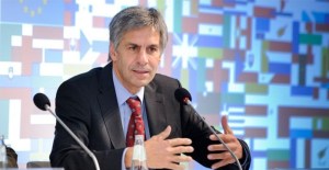 Europarlamentare ed esperto in materia di iniziative popolari e referendum