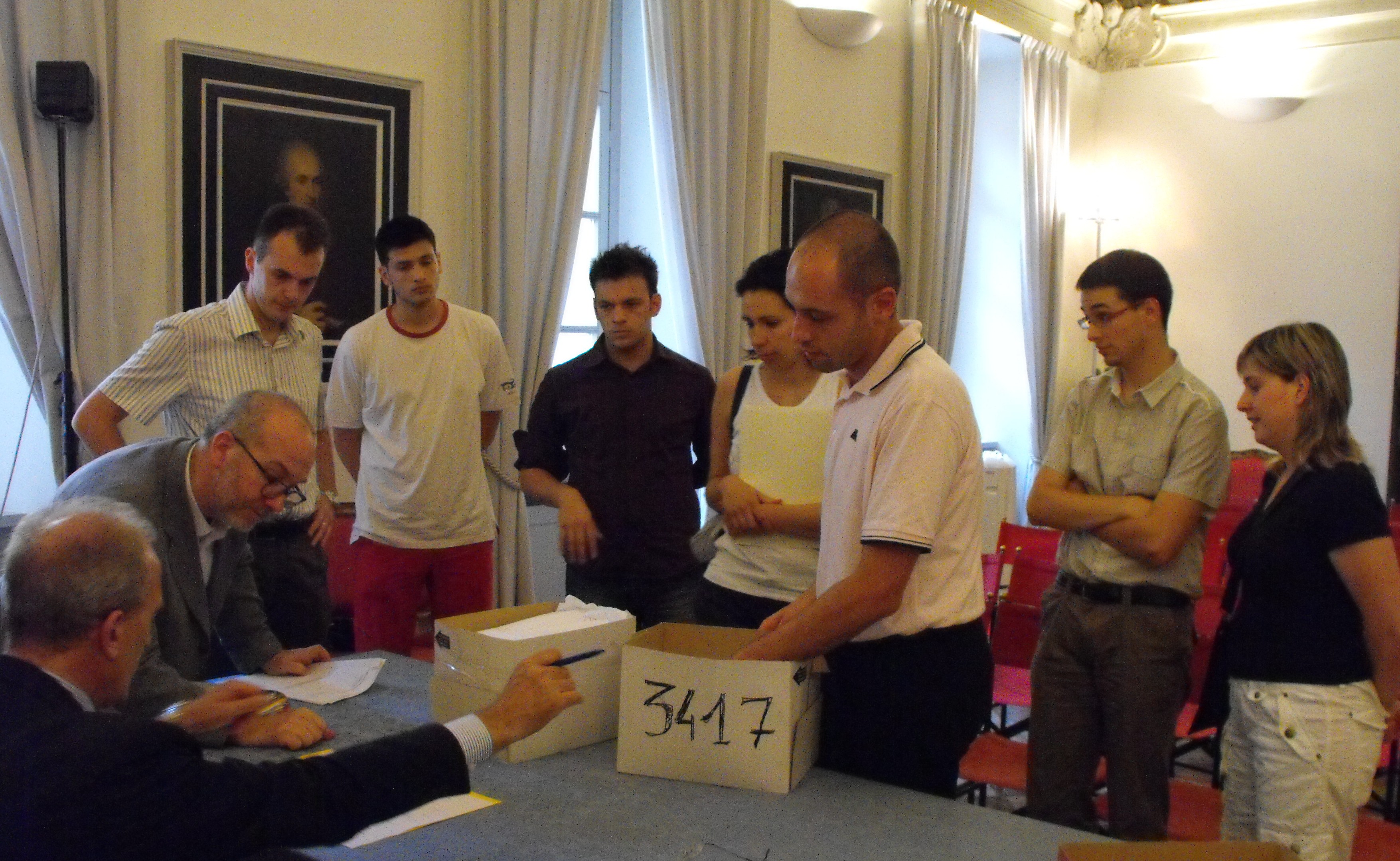 Il momento della consegna delle firme a Palazzo Trentini, sede del Consiglio Regionale