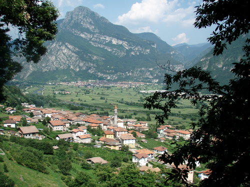 La frazione di Darzo e Storo sullo sfondo